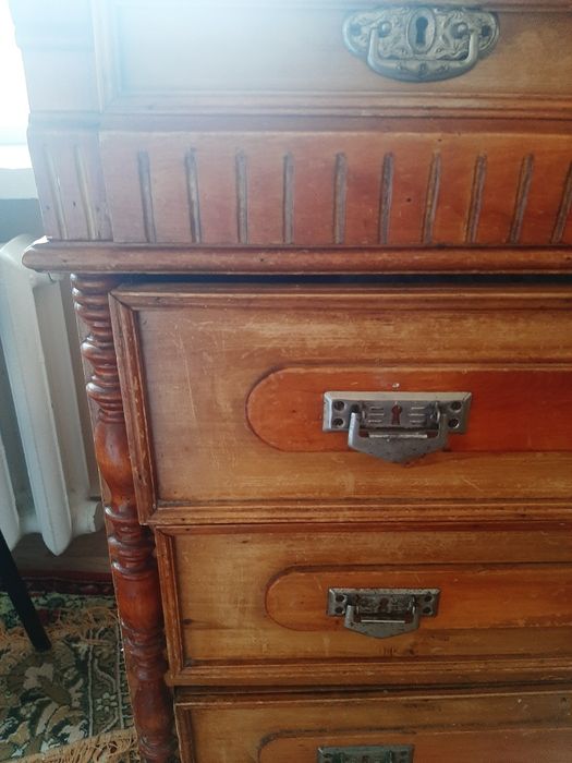 Комод старинний.