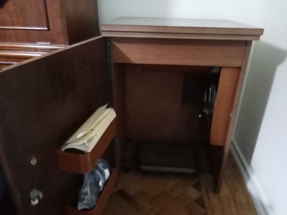 Máquina de costura com móvel
