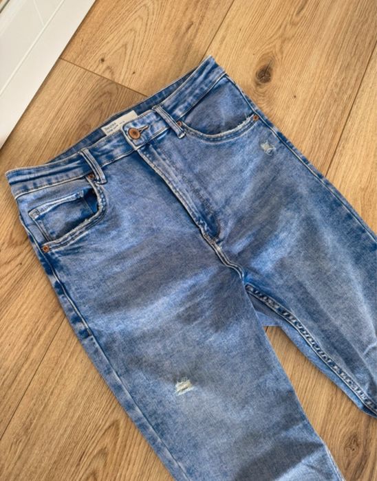 Spodnie dżinsy z wysokim stanem Bershka