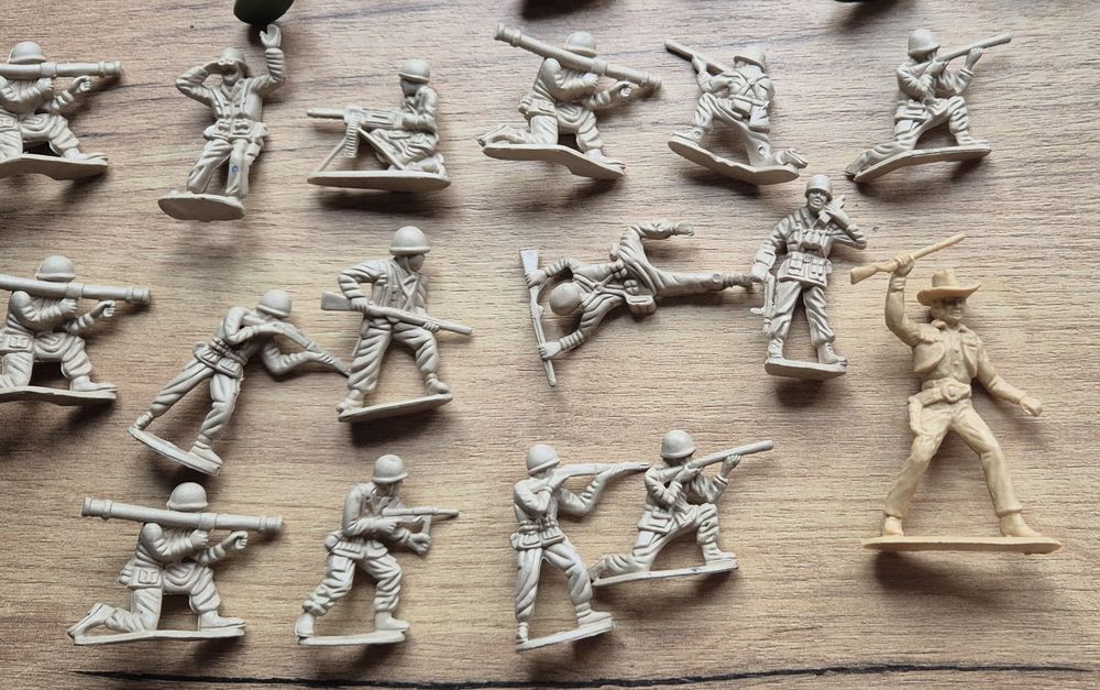 Figurki plastikowe żołnierzyki 30 sztuk wojsko armia lata 90