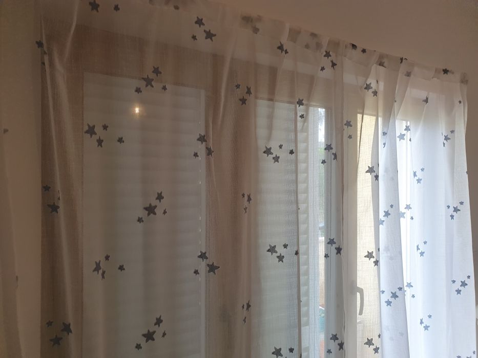Vendo cortinas em linho branco com estrelas azuis. 
O preço delas nova