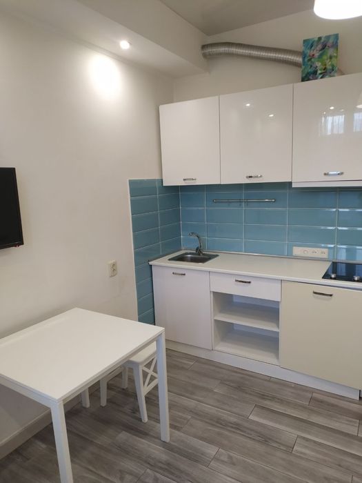 Продаж великої,затишної еврогостинки з балконом,Центр,трц Нікольский