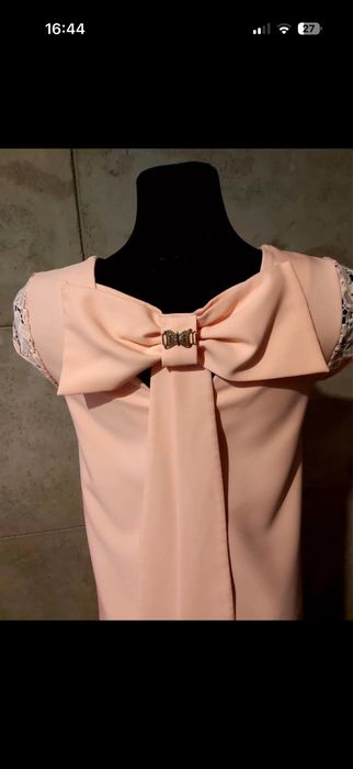 Śliczna sukienka z kokardą