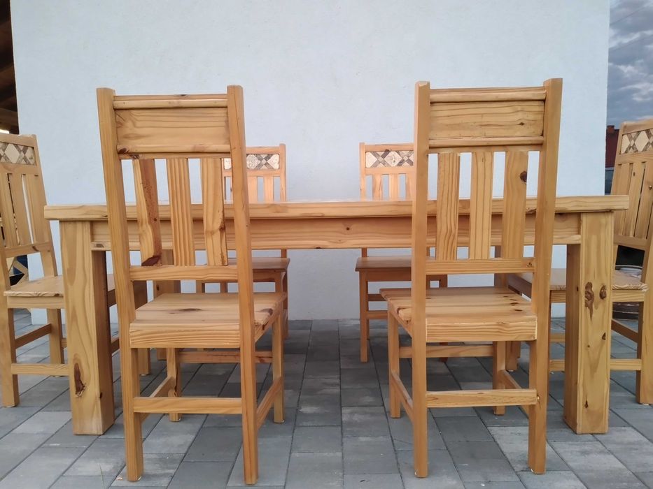 Stół drewniany i 6 krzeseł.Trzy walizki vintage z minionej epoki