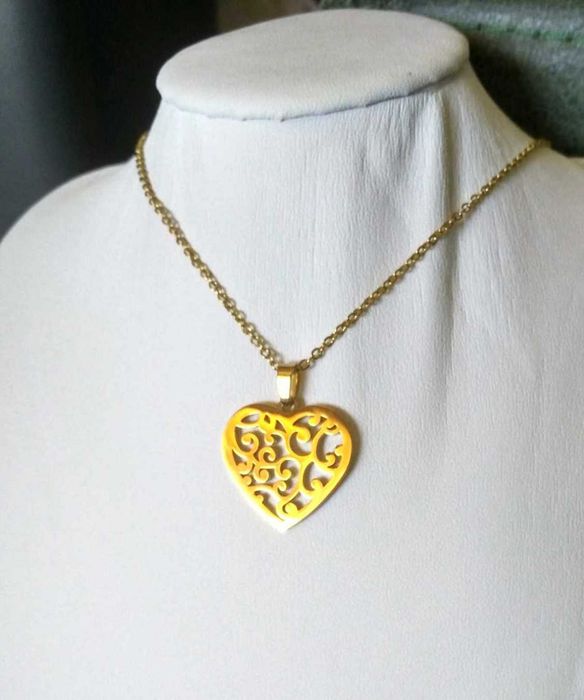 Colar Aço Dourado c/ Coração Trabalhado NOVO