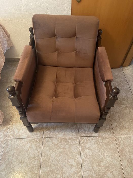 Poltrona Antiga Vintage – Como Nova (Madeira Maciça, Sem Defeitos)