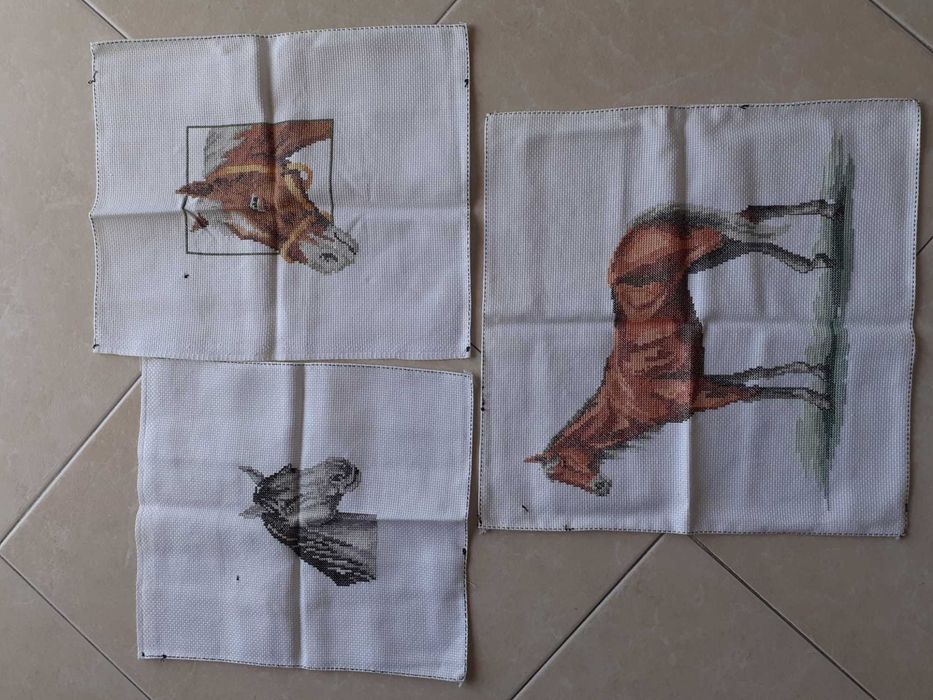 Vários bordados em ponto cruz