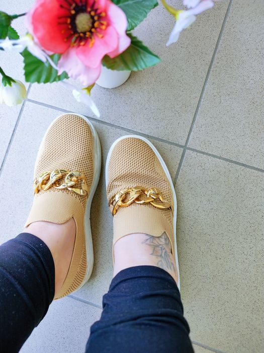 Beżowe sneakersy z siateczki z ozdobnym złotym łańcuchem stylowe