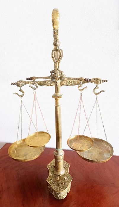 Balança em latão, 4 pratos, 63cm altura