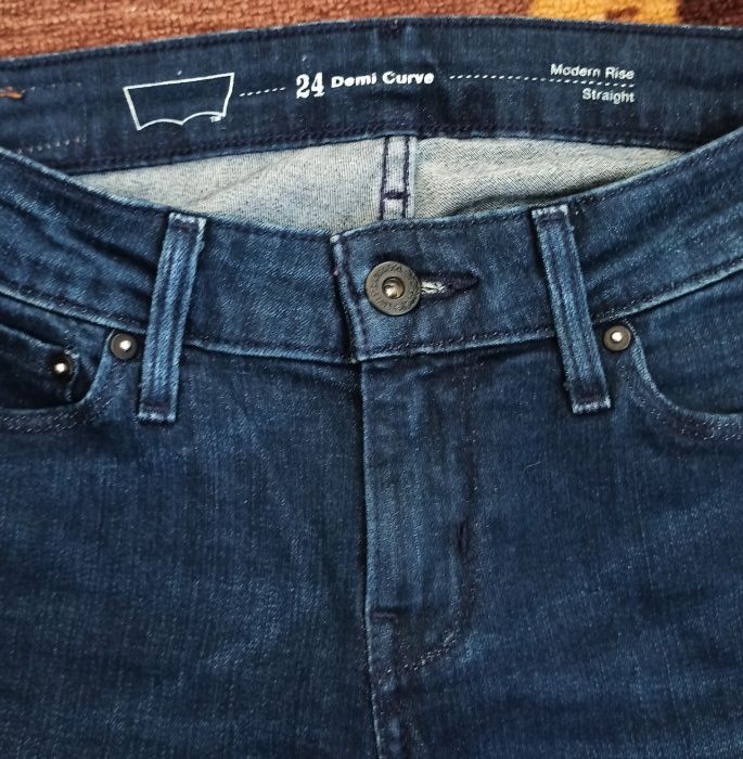 Стрейчевые джинсы зауженные Levis