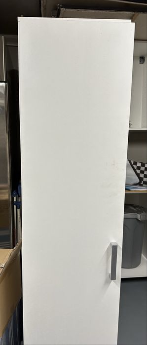 Armario branco com prateleiras