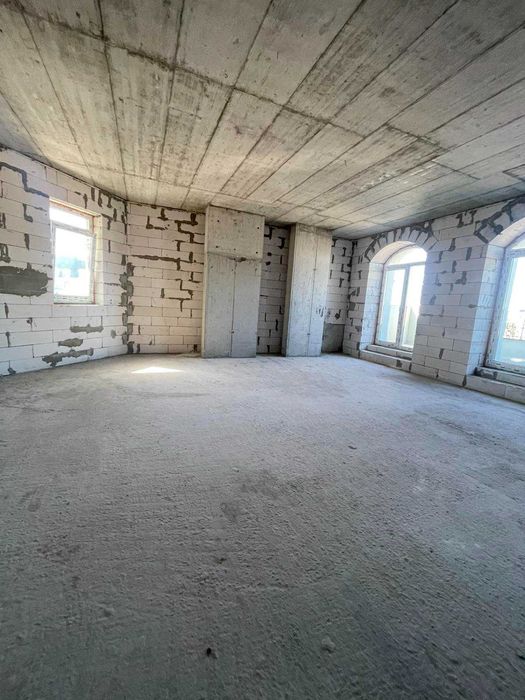 Продам 2-кімн. квартиру в ЖК Гімназист. Без ремонту. Велика тераса. Вихід з вітальні та спальні. 7 поверх. 83м.