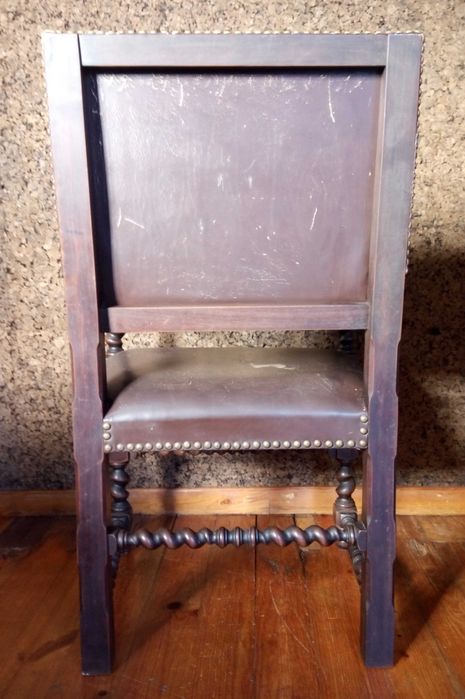 Cadeirão em Madeira de Pau Santo com Torcidos e Tremidos e Couro