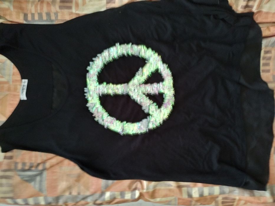 T-shirt com lantejoulas