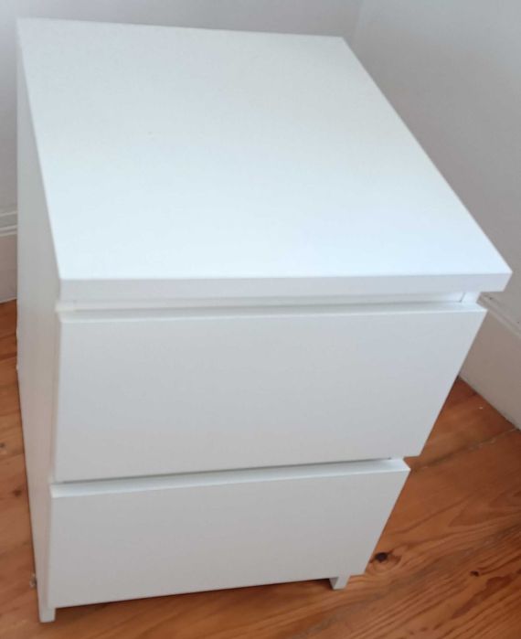 Camas, colchões e mesas de cabeceira