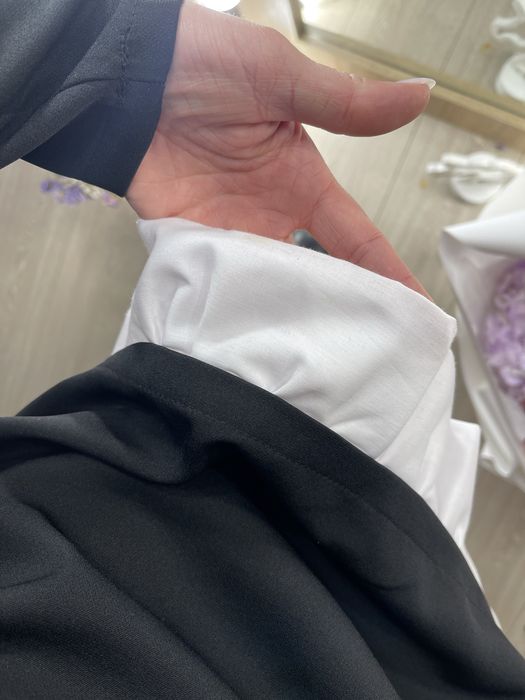 Платье черное.