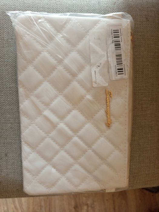 Biała torebka z łańcuszkiem