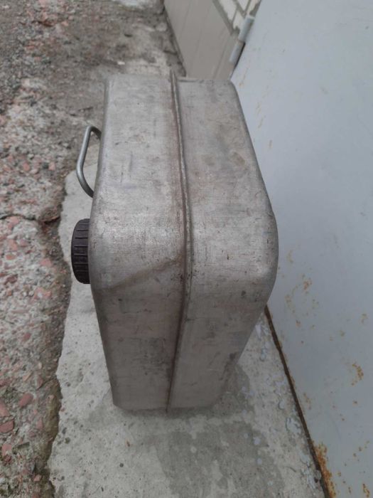Продам канистру алюминиевую.