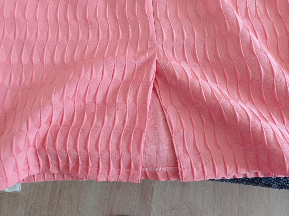 Brzoskwiniowa ołówkowa sukienka w tłoczony wzór