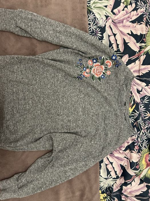 Szary sweterek z kwiatami