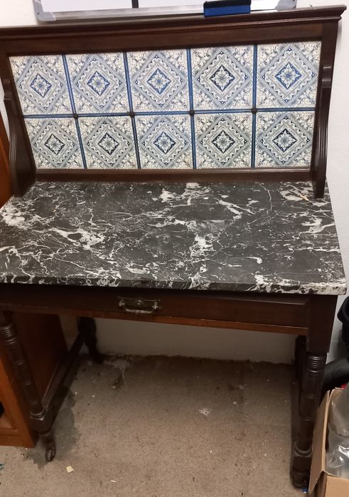 Mesa antiga de quarto