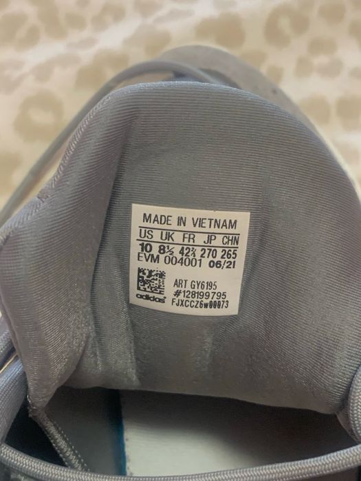 білим Adidas Ozelia
