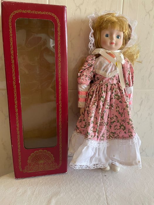 Boneca de porcelana vestido rosa