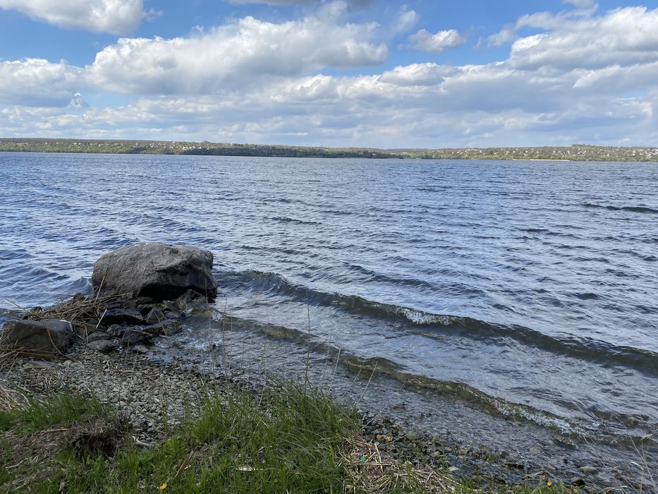 Продается участок 1 га. с домом и  выходом к воде