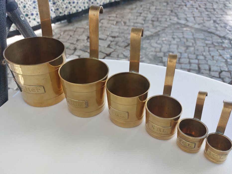 Lote de 6 canecas de medida de líquidos em latão