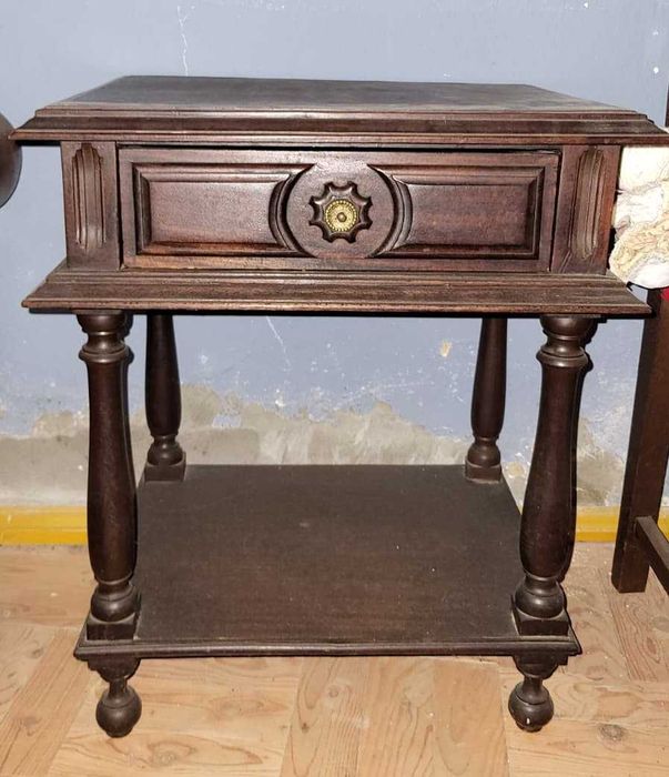 Cama vintage em madeira escura