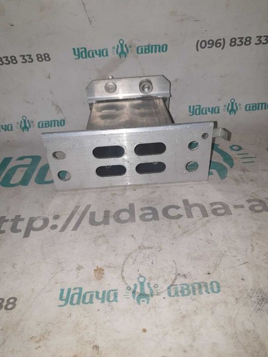 Кронштейн усилителя переднего бампера  Toyota Prius 30 5701347040 клык