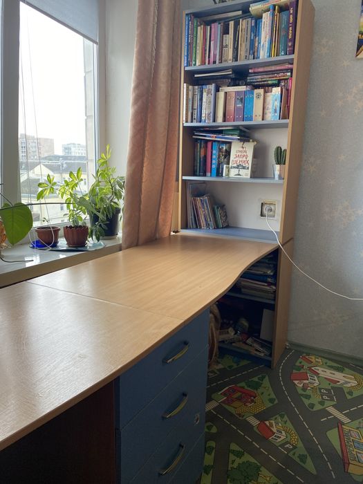 Стіл письмовий з полицями