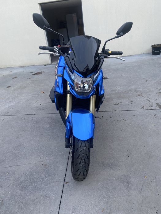 Suzuki gsr 750 como nova