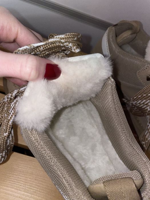 Теплі бежеві кросівки