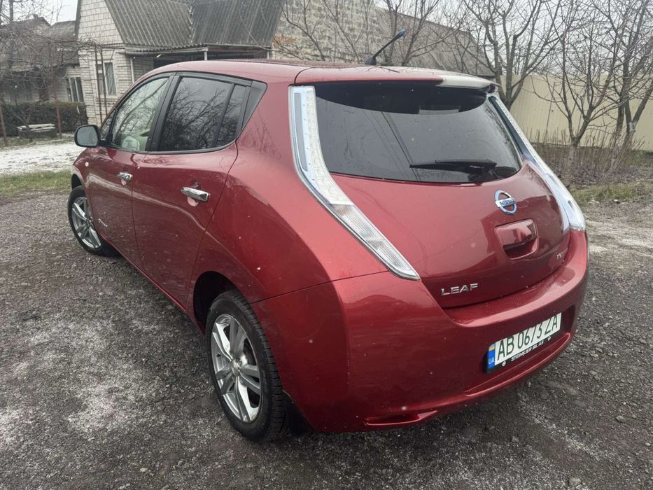 Nisan Leaf 2012 рік