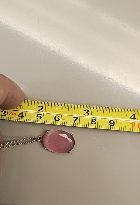 Colar dourado com pedra rosa