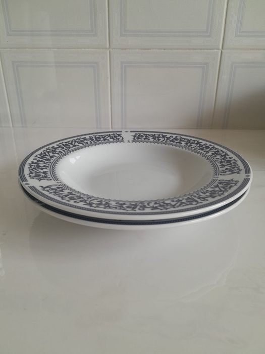 2 pratos de sopa com design clássico