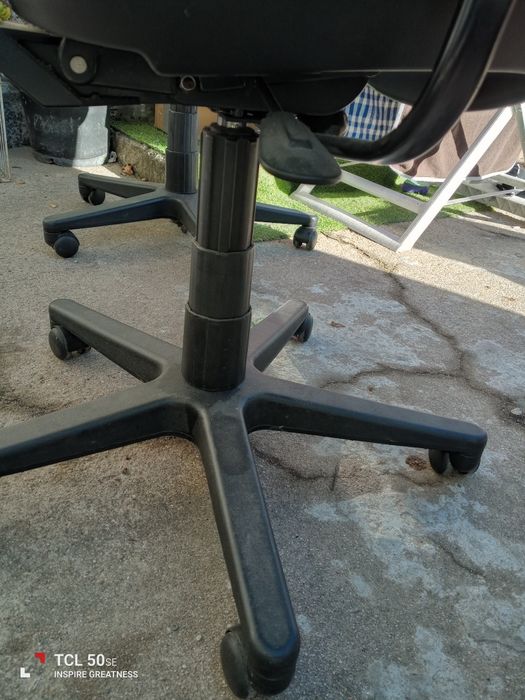 Cadeira elevatória de secretária em tecido.