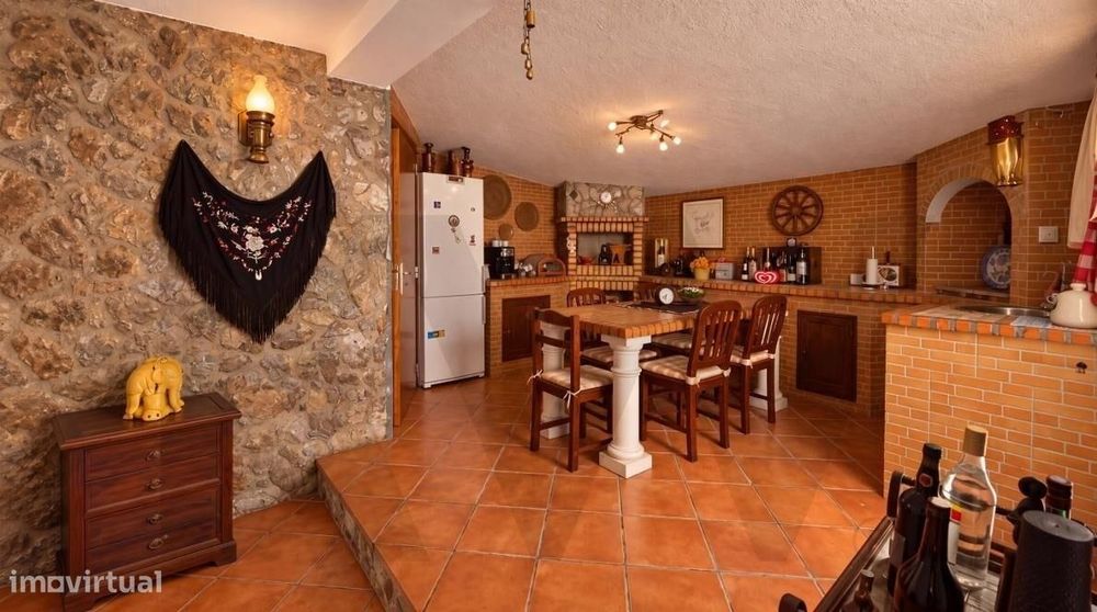 Moradia junto a Óbidos | 222 m2, garagem, sótão e excelente espaço ext