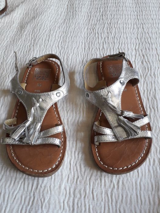 Sandálias de menina em pele prateada. Como novas.