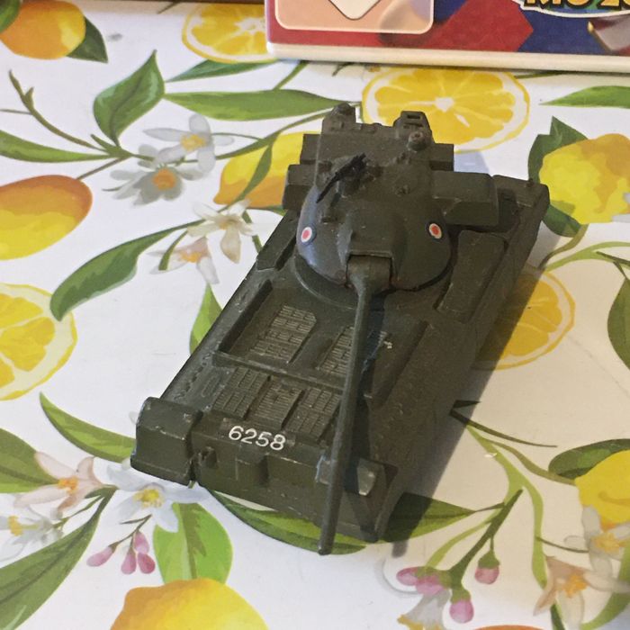 zabytkowy model czołgu Corgi Toys Chieftain.