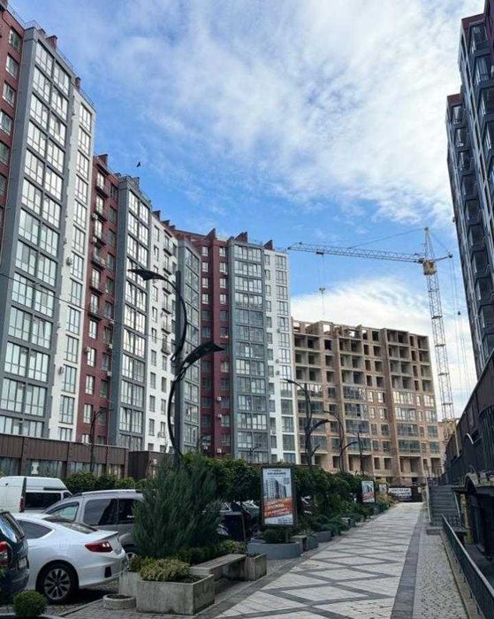 Продам простору 1-кімнатну квартиру в центрі!