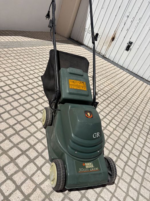 Máquina de cortar relva .