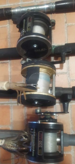 Cañas de pescar,em barco...