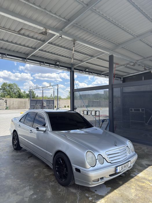 Mercedes-Benz W210