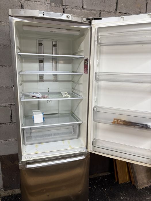 Жолодильник Ariston