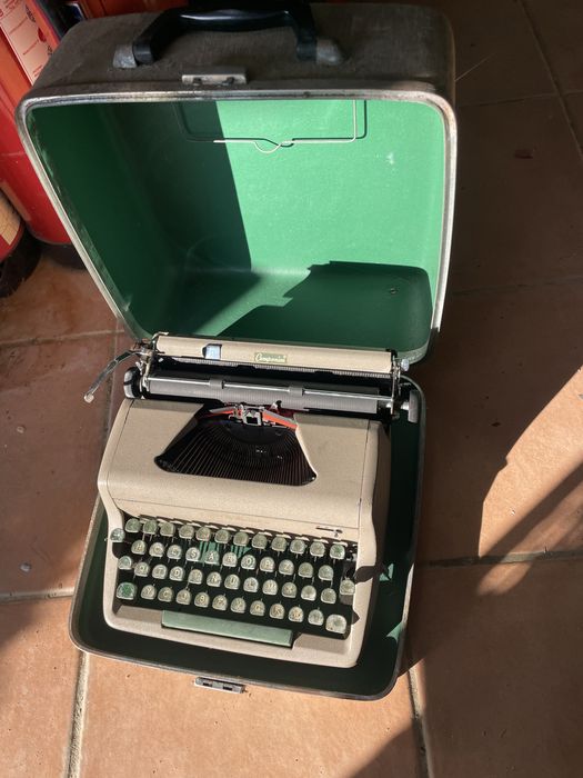 Maquina de escrever antiga esta em octimo estado uma reliquia