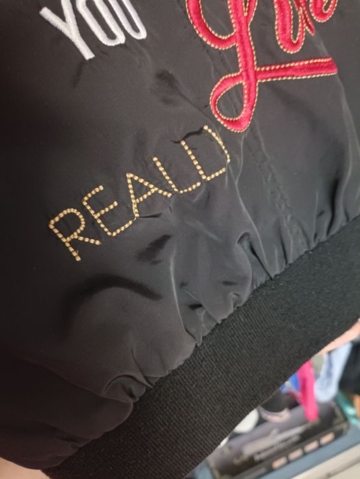 Mohito rozmiar 38 M czarna kurtka bomberka na wiosnę z napisami z tyłu