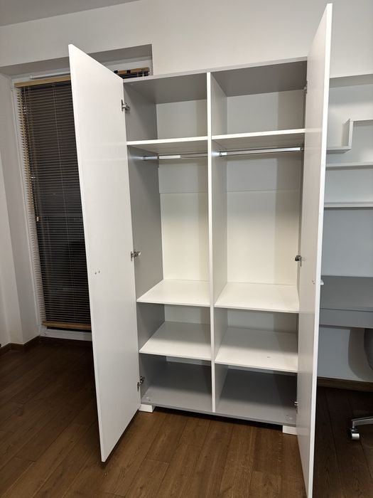 Zestaw mebli dla dziewczynki, biurko, slupek na książki, szafa, półka