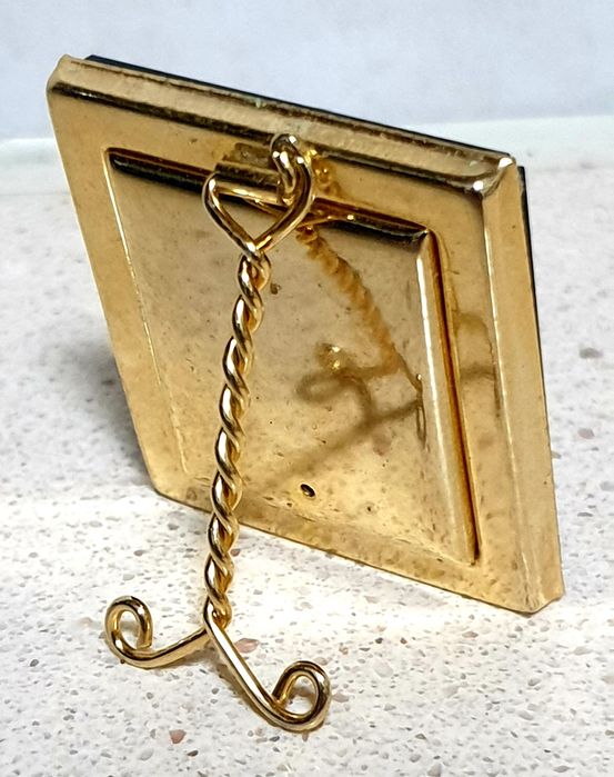 Lindas pequenas molduras com micromosaicos e imagens religiosas